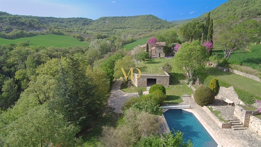 Maison d'hameau en pierre avec jardin & piscine et vue panoramique