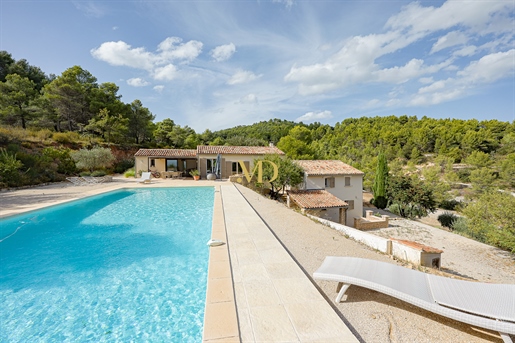 Villa à Joucas avec vue panoramique et piscine