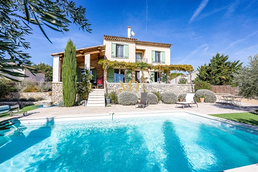 Villa with swimming pool and view in Saint Saturnin Les Apt