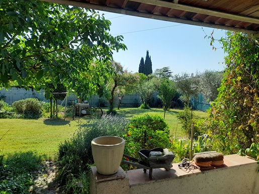 Lorgues close to the center, charming house with 2 bedrooms + studio on 1200m2.