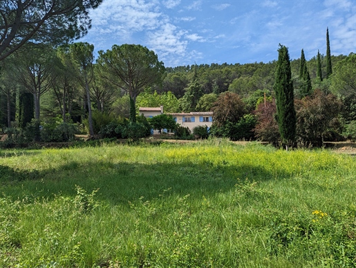 Salernes, charming 19th century bastide of 200 m² on 5.5 hectares, quiet area, pond and well