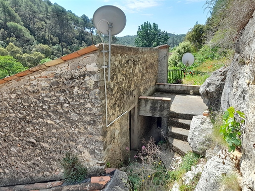 Entrecasteaux, charmante maison de village avec terrasse et garage.