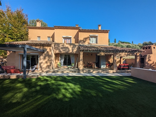 Salernes charmant Provençaals huis, 180 m², 6 kamers met zwembad en dubbele garage.