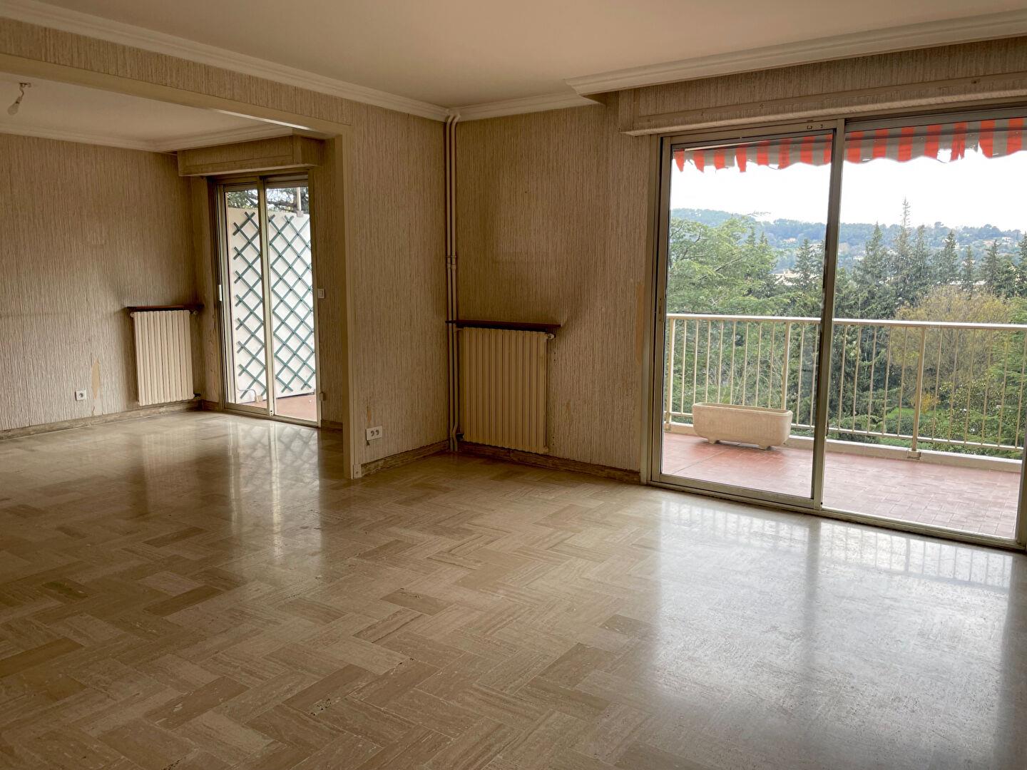 Draguignan, 4-room apartment 93 m2, elevator, 2 balconies.