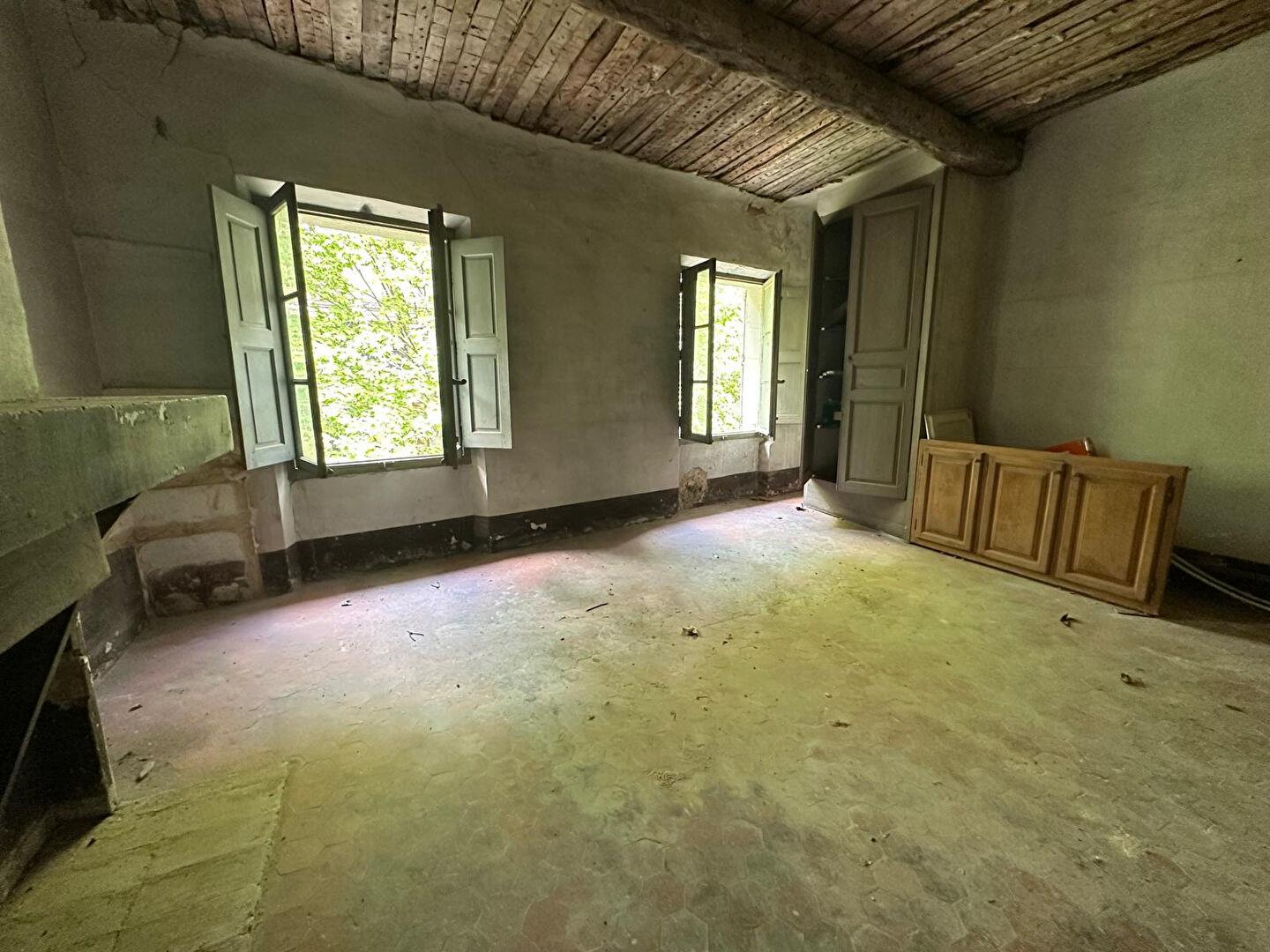 Salernes 2 room apartment 64.14 to renovate, convertible attic