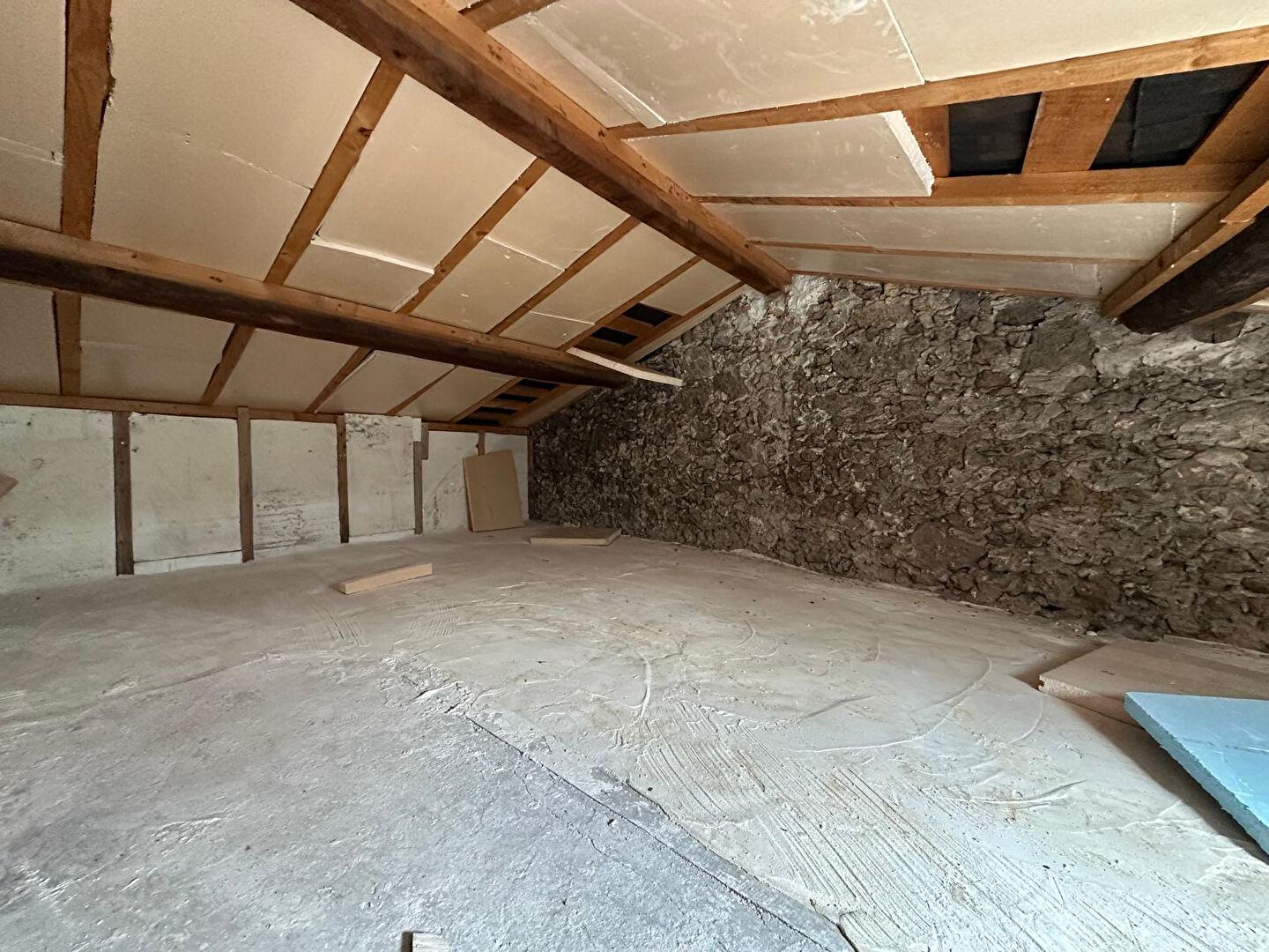 Salernes 2 room apartment 64.14 to renovate, convertible attic