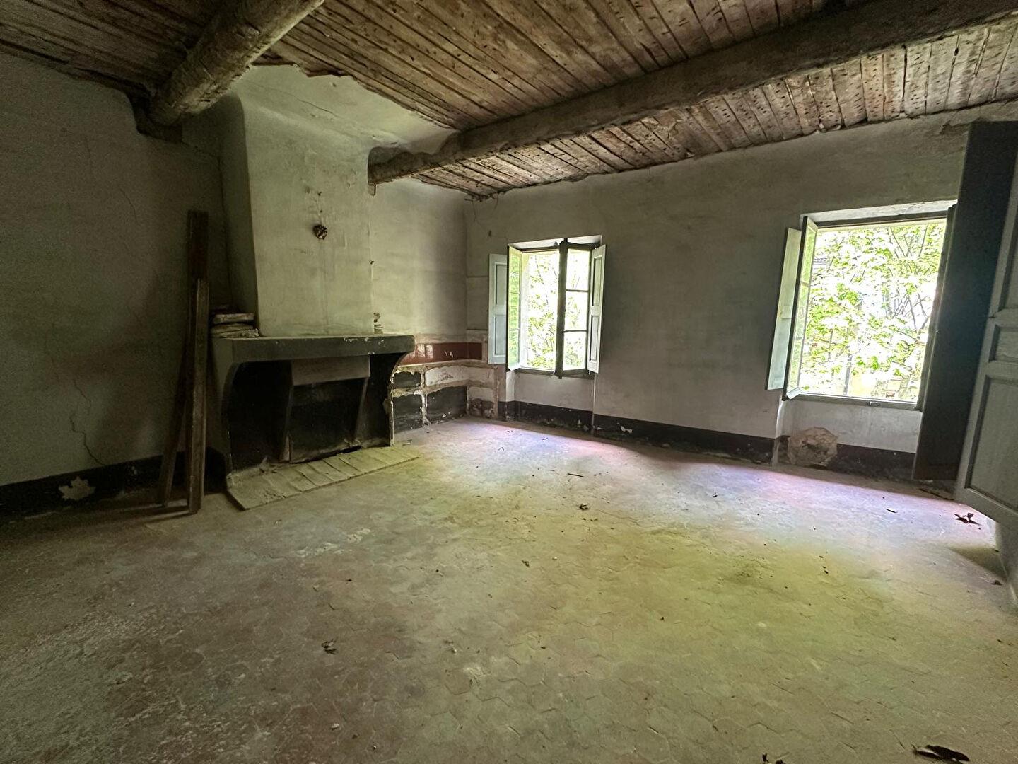 Salernes 2 room apartment 64.14 to renovate, convertible attic