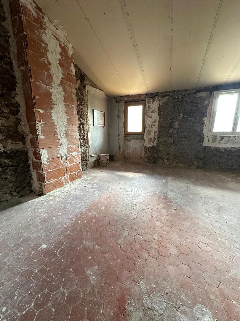 Salernes 2 room apartment 64.14 to renovate, convertible attic