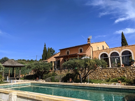 Aups, prachtig pand bestaande uit een villa, een bastidon en een zwembad op 2996 m2.