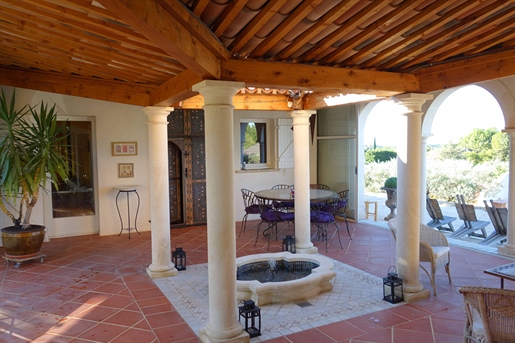 Aups, superb property comprising a villa, a bastidon and swimming pool on 2996 m2.