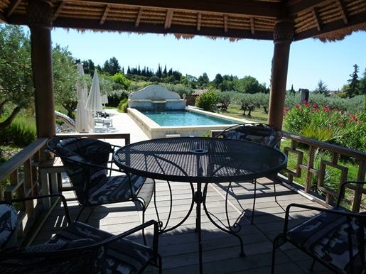 Aups, prachtig pand bestaande uit een villa, een bastidon en een zwembad op 2996 m2.