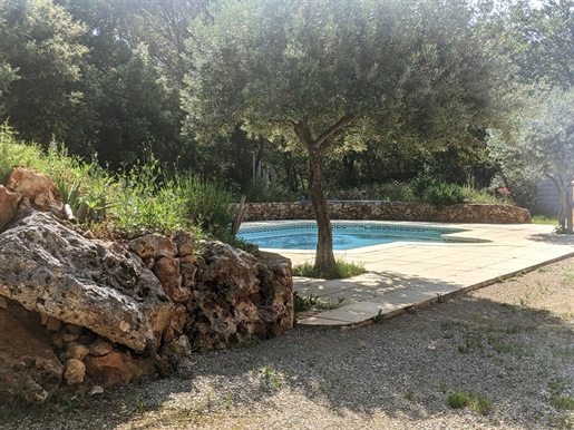 Aups, charming villa with pool on 2448 m2 of land.