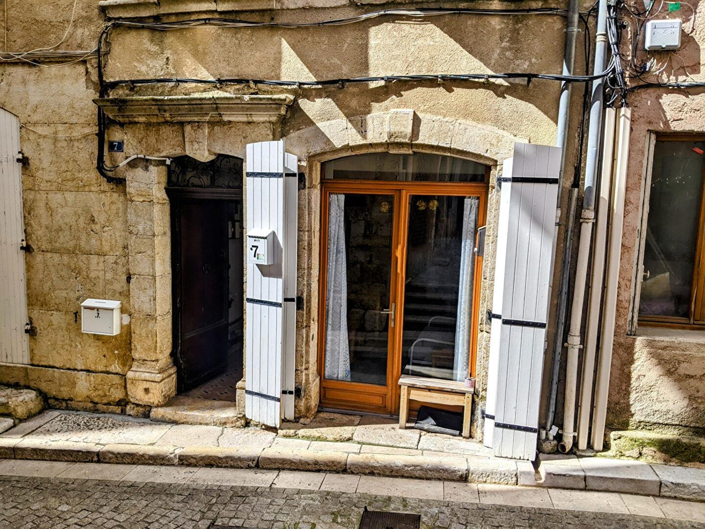 Aups, charming T3 apartment in good condition.