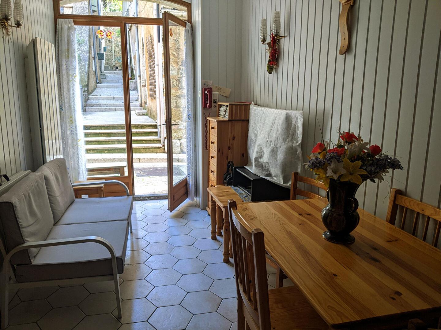 Aups, charming T3 apartment in good condition.