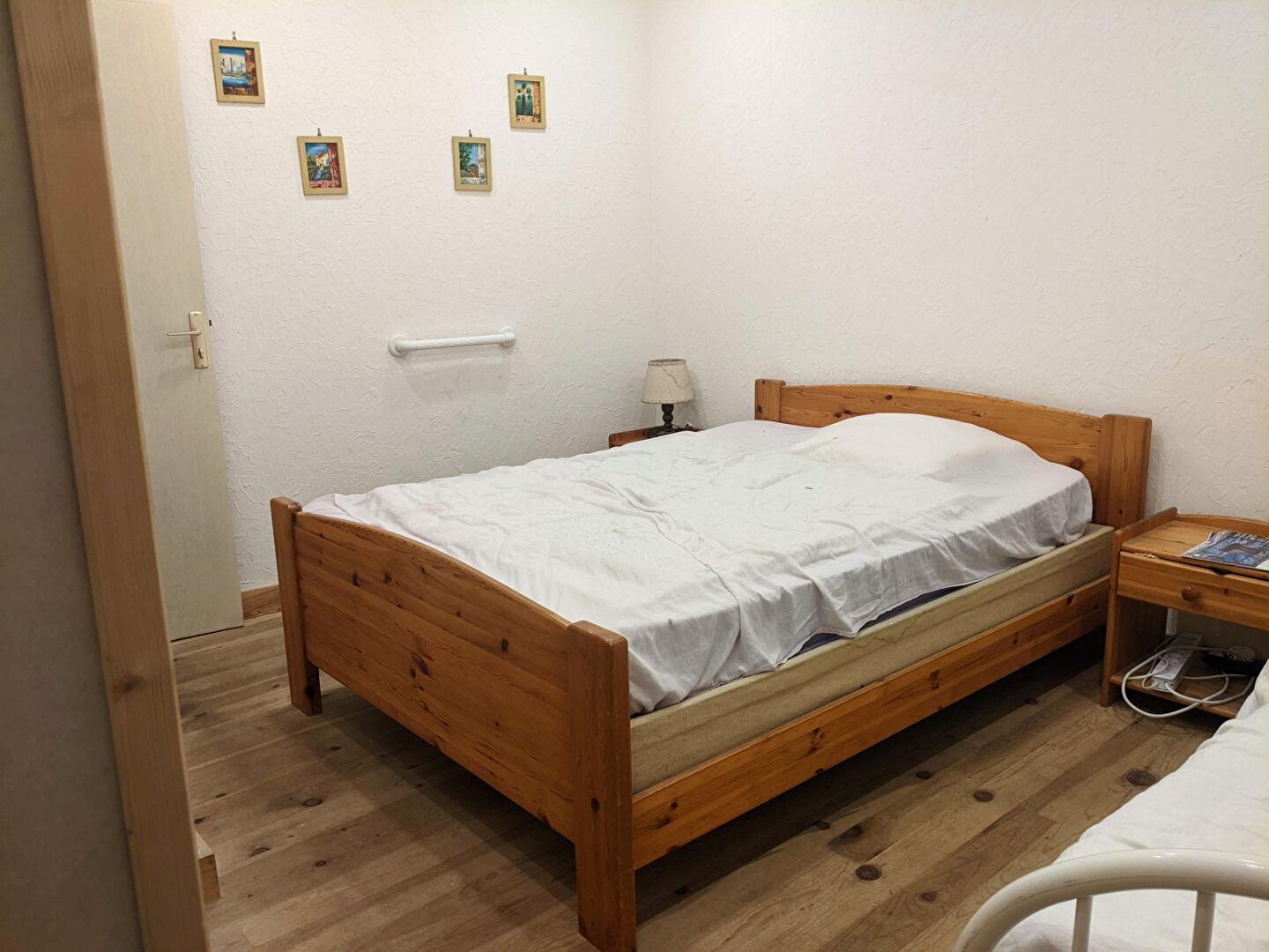 Aups, charming T3 apartment in good condition.