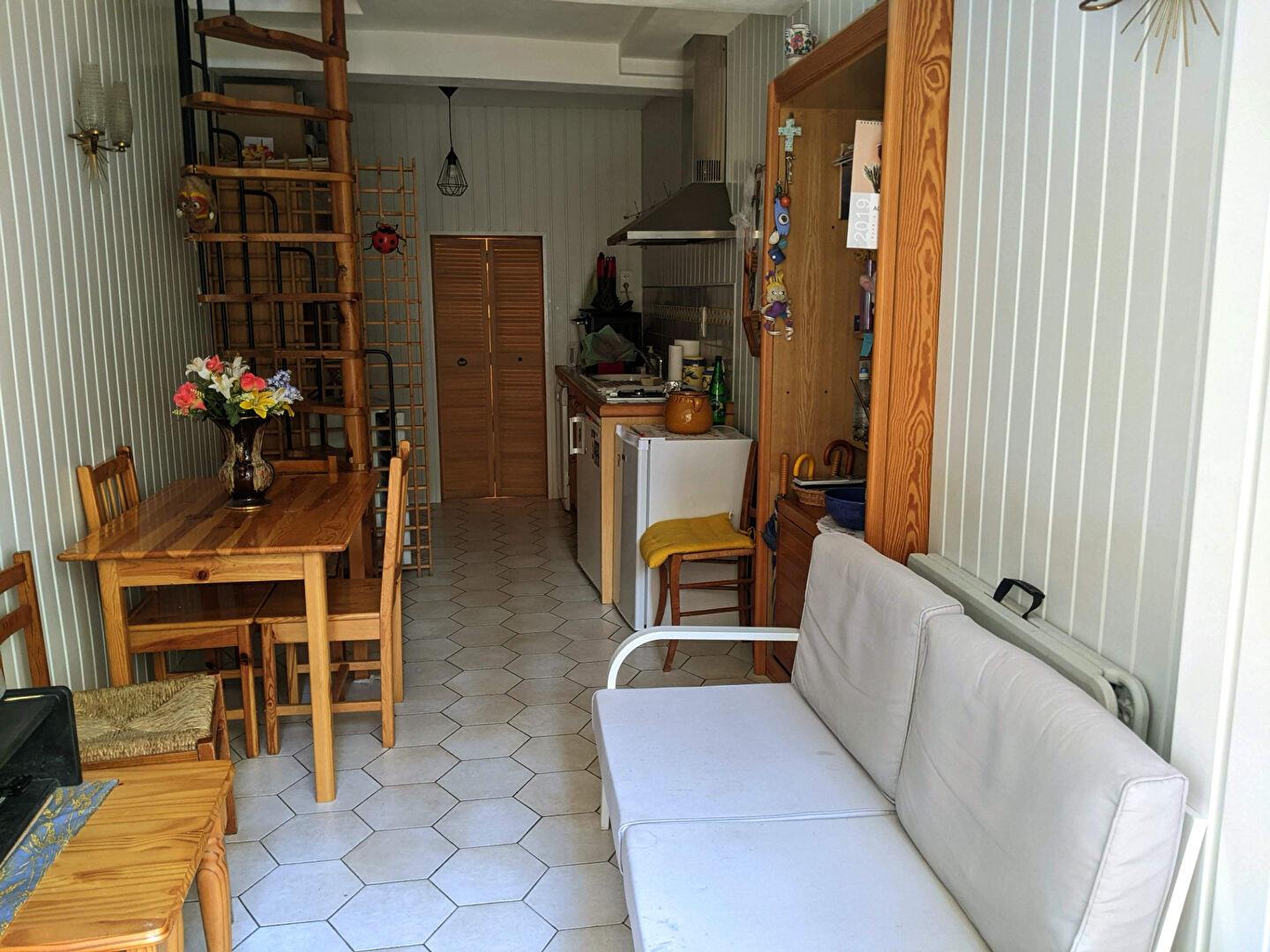 Aups, charming T3 apartment in good condition.