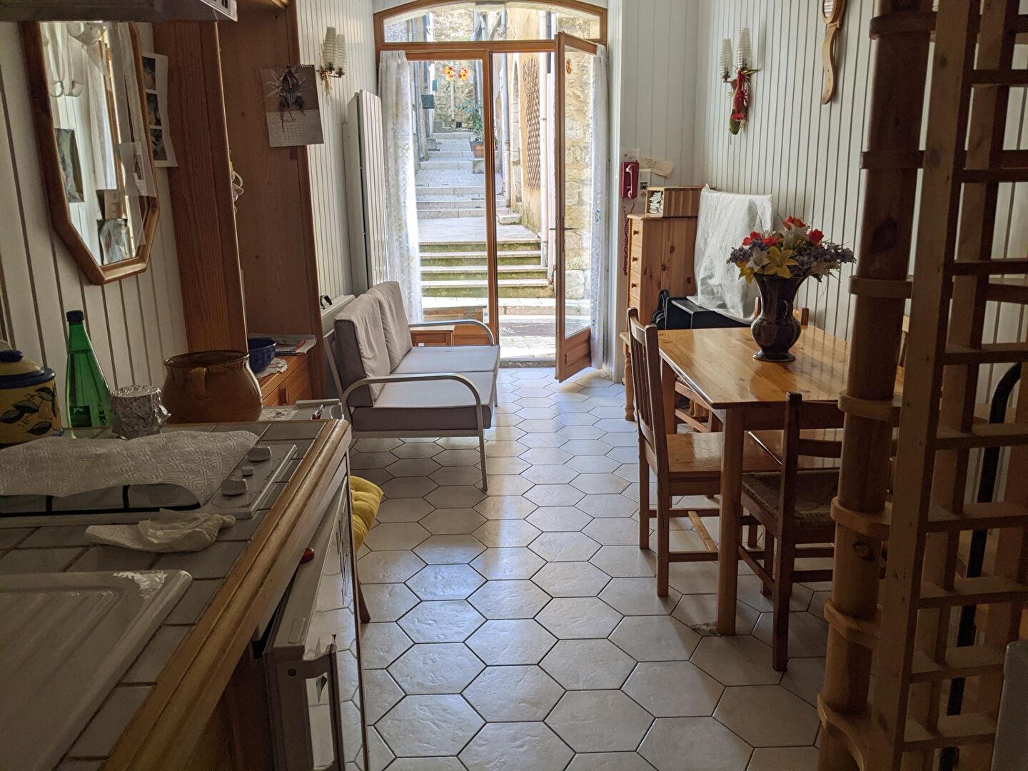 Aups, charming T3 apartment in good condition.