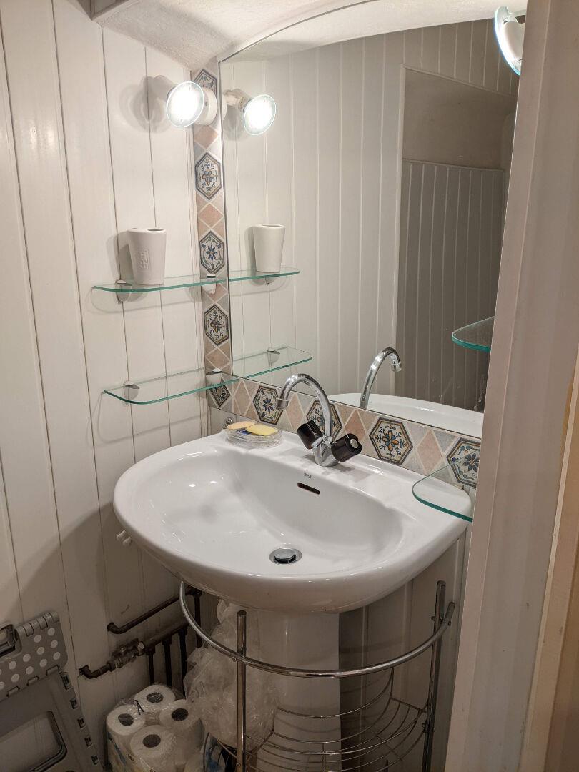 Aups, charming T3 apartment in good condition.