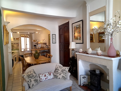 Cotignac, charmante 4-Zimmer-Triplex-Wohnung mit Terrasse.