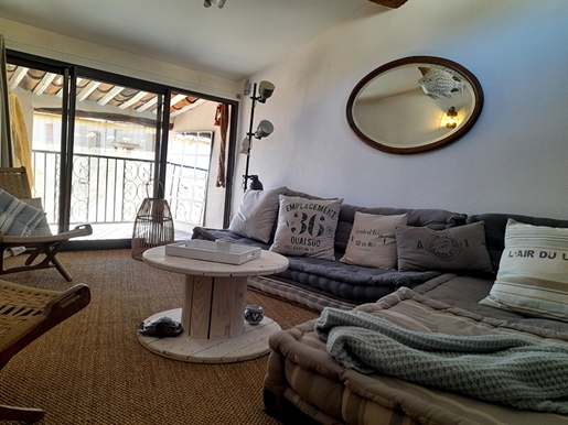 Cotignac, charming 4-room triplex apartment with terrace.