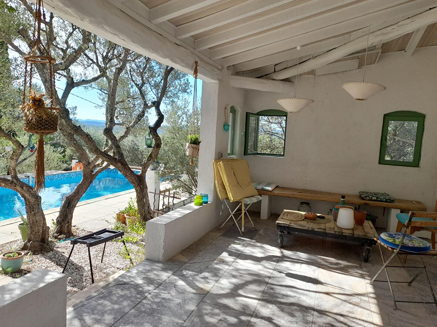 Cotignac, charmig villa med pool och panoramautsikt