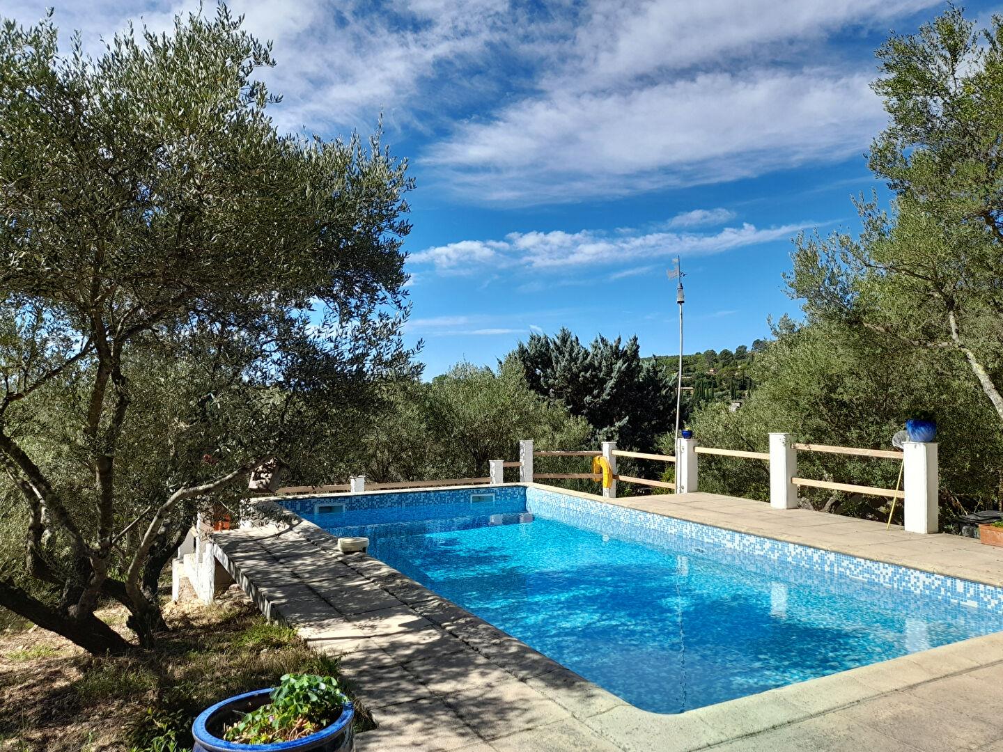 Cotignac, charmig villa med pool och panoramautsikt