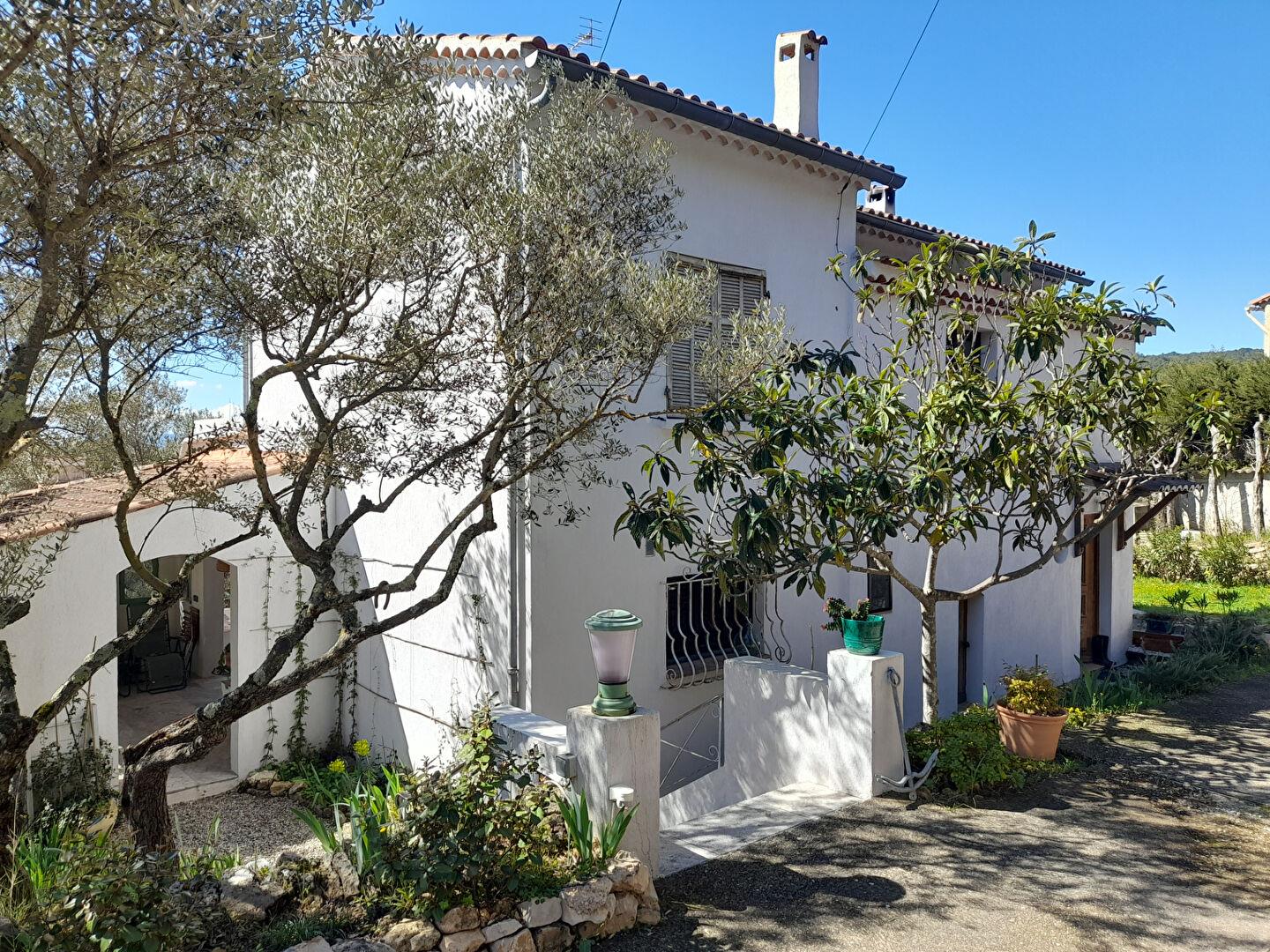 Cotignac, charmig villa med pool och panoramautsikt