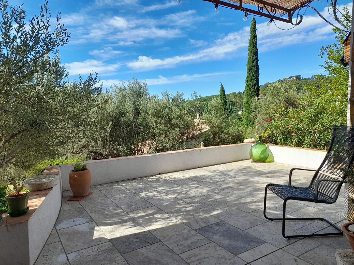 Cotignac, charmig villa med pool och panoramautsikt