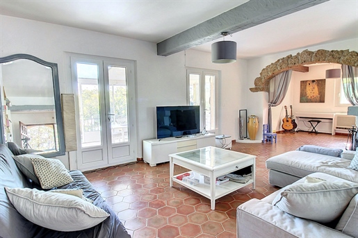Draguignan, 5-room house, bright with nice view and swimming pool.