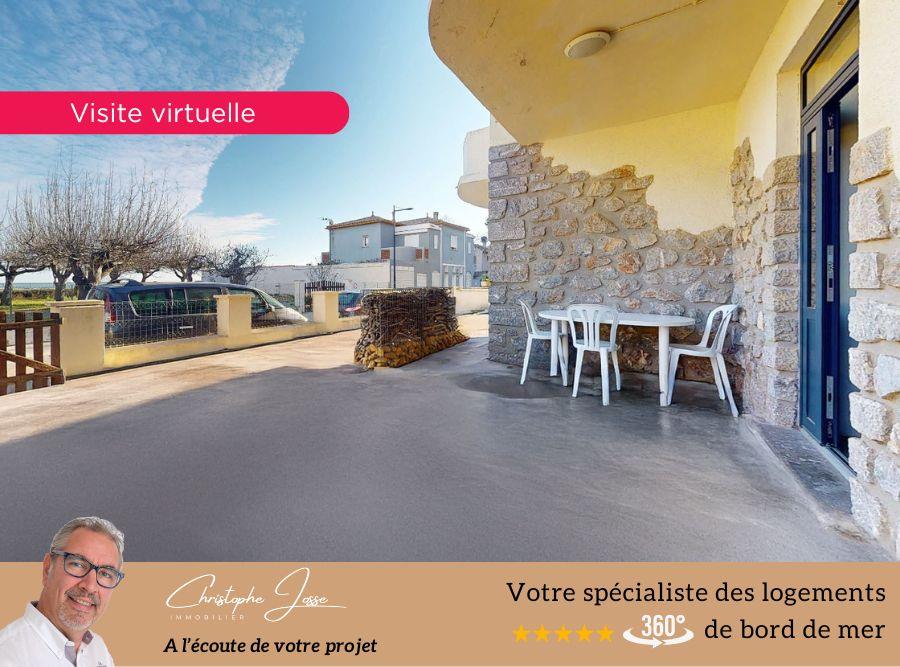 Ground floor real estate complex in a characterful residence with sea view