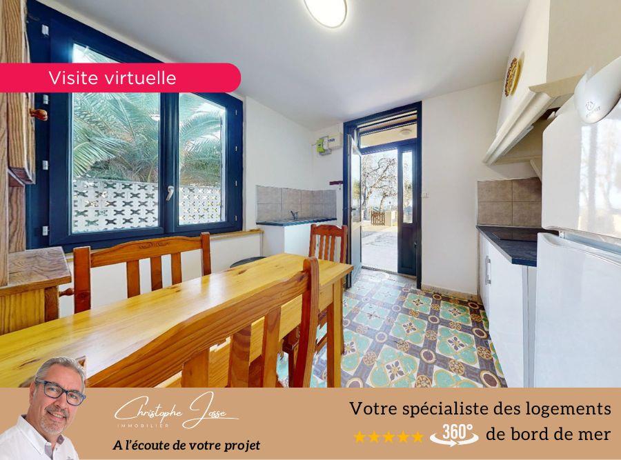 Ground floor real estate complex in a characterful residence with sea view