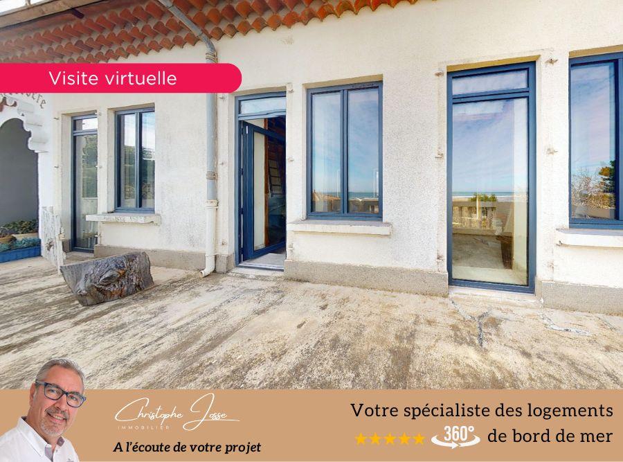 Ground floor real estate complex in a characterful residence with sea view