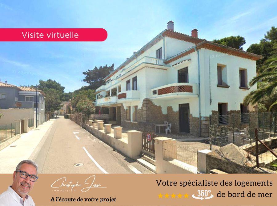 Ground floor real estate complex in a characterful residence with sea view