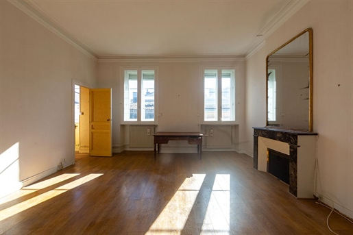 Bordeaux Quinconces 4-room apartment, a lift and a cellar