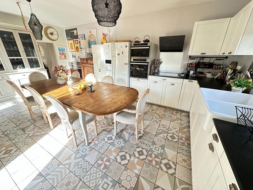 Large bright house of 200 m² with swimming pool in Istres