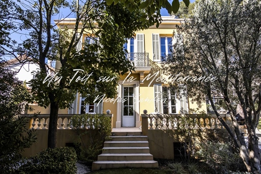 Renovated mansion, 132m2, 5 bedrooms, swimming pool in Toulon-Est