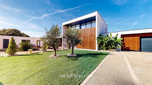 Architect's Villa of 202sqm Hab. On 998sqm Of Land with Swimming Pool and Garage