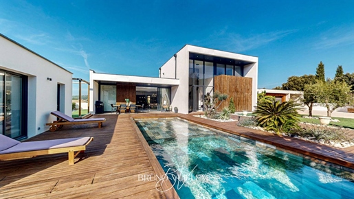 Onder architectuur gebouwde villa van 202m² Op 998m² grond met zwembad en garage