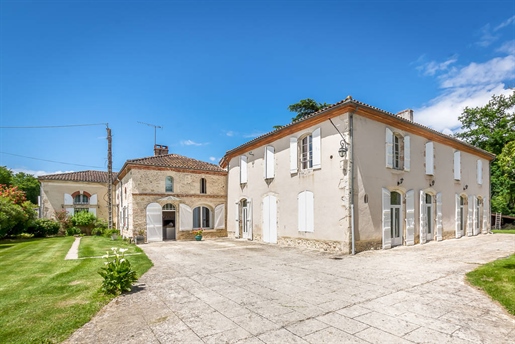 Hôtel particulier du Xvi et XVIIIème 600 m² - 19 pièces - Parc