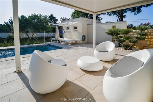 Von einem Architekten entworfene 7-Zimmer-Villa mit Swimmingpool und Poolhaus
