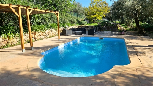 Gelijkvloerse villa met zwembad