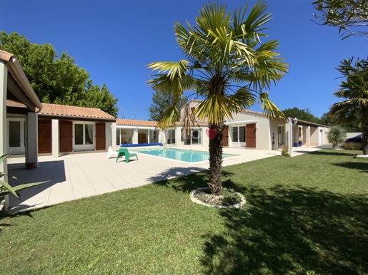 Charming Bright Villa with Pool