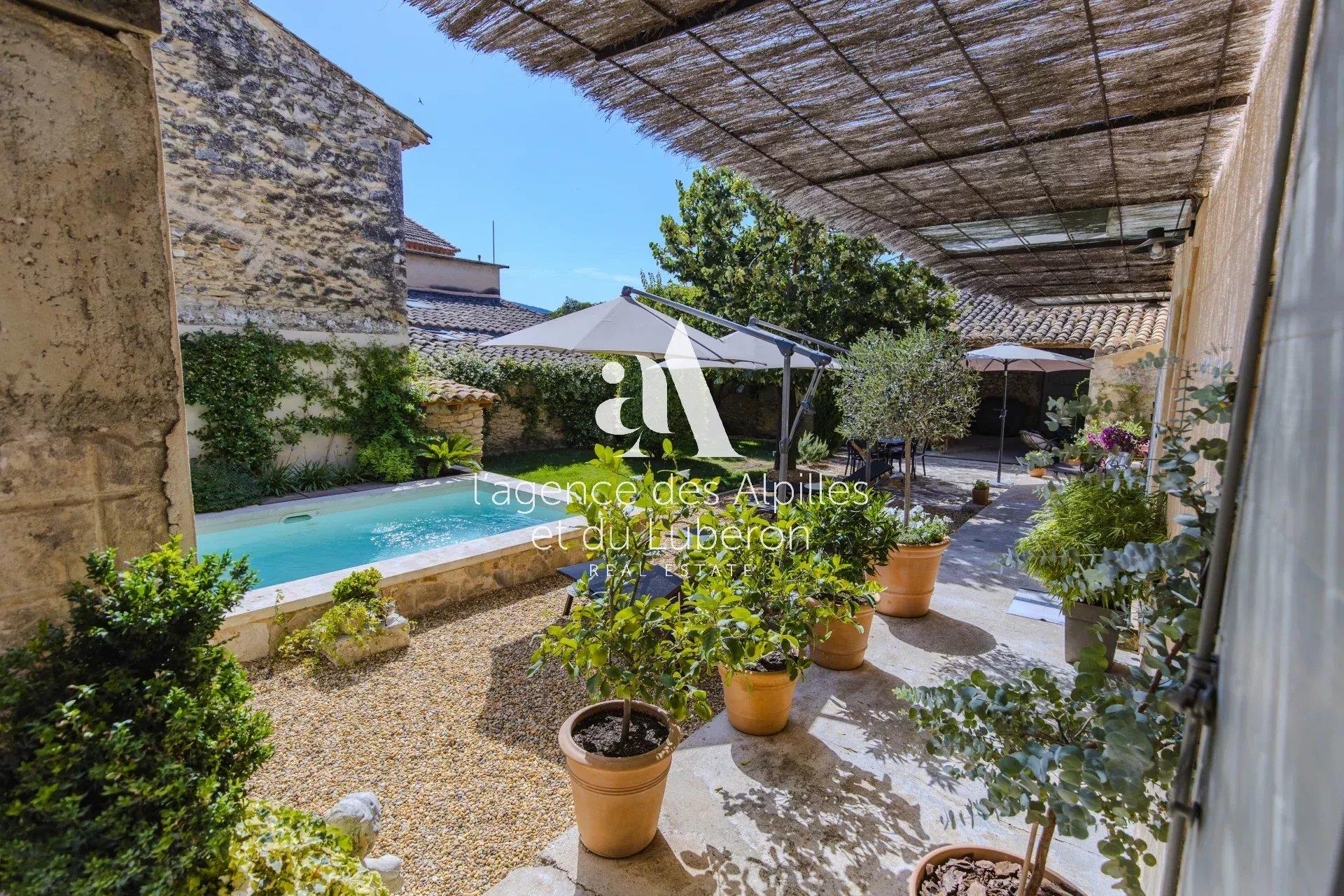 Oppède - Maison De Village Avec Jardin Et Bassin