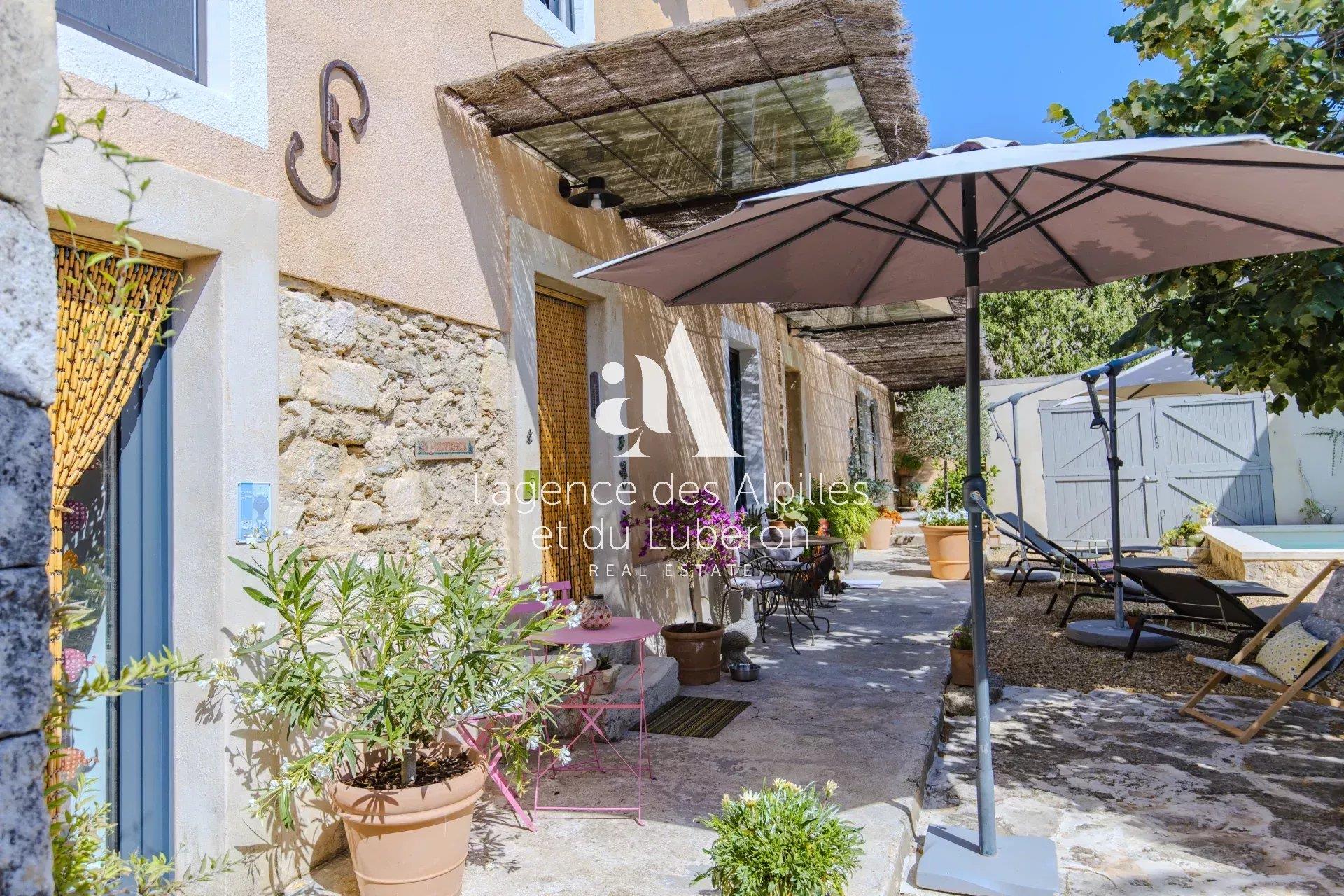 Oppède - Maison De Village Avec Jardin Et Bassin