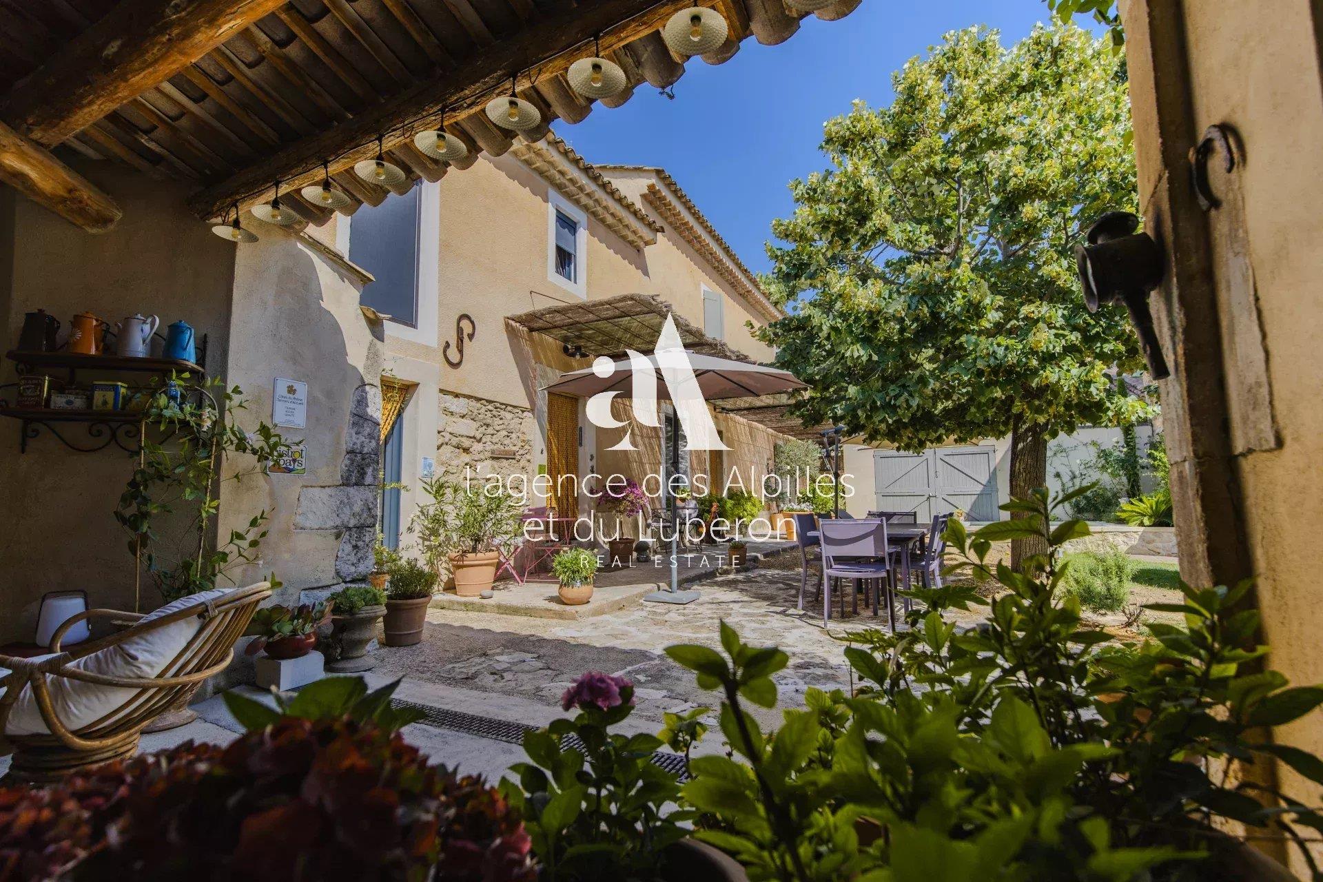 Oppède - Maison De Village Avec Jardin Et Bassin