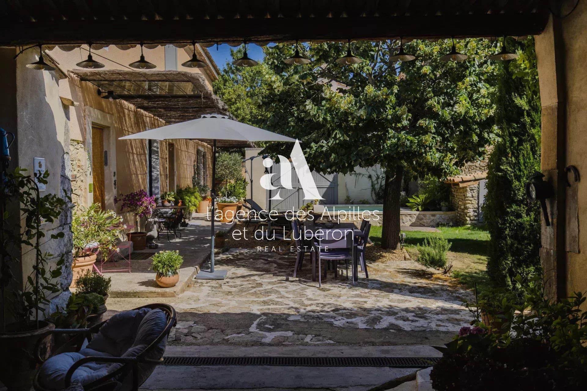 Oppède - Maison De Village Avec Jardin Et Bassin