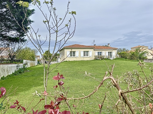 120 m2 house in Les Boucholeurs with large garden and garage
