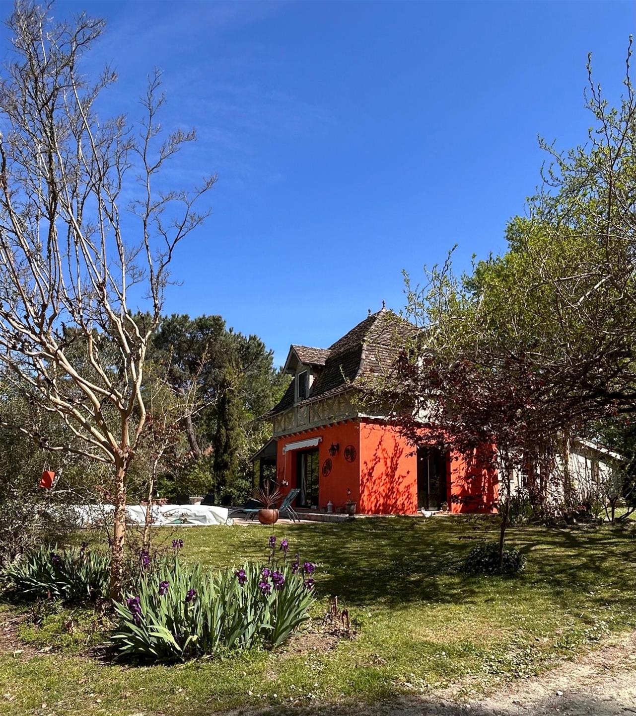 Purchase: Luxury property (33220)