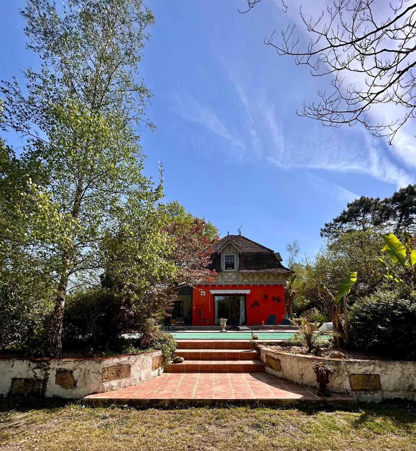 Purchase: Luxury property (33220)