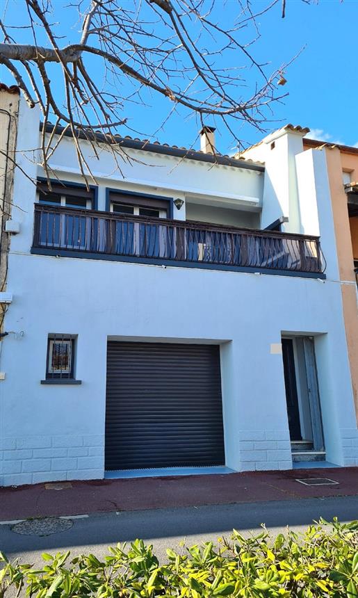Entirely renovated town house with garage, 2 terraces, courtyard, lots of charm and views !